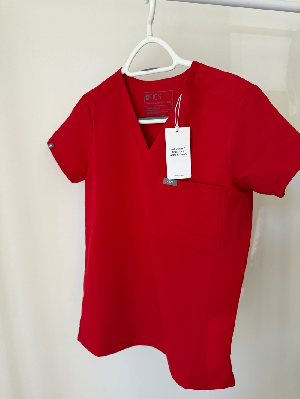 Figs scrub top red XXS